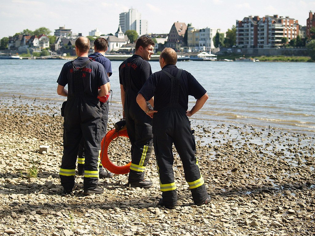 Einsatz Loeschboot Rettungsboot PRhein Koeln Rodenkirchen P12.JPG